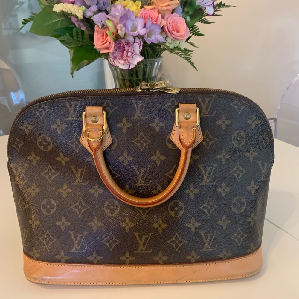Authentic Louis Vuitton Alma. Used condition. A timeless and elegant piece!